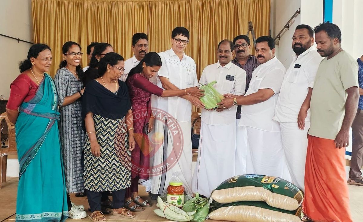 ദുരിതാശ്വാസ ക്യാമ്പിലേക്ക് ഭക്ഷ്യവസ്തുക്കൾ നൽകി