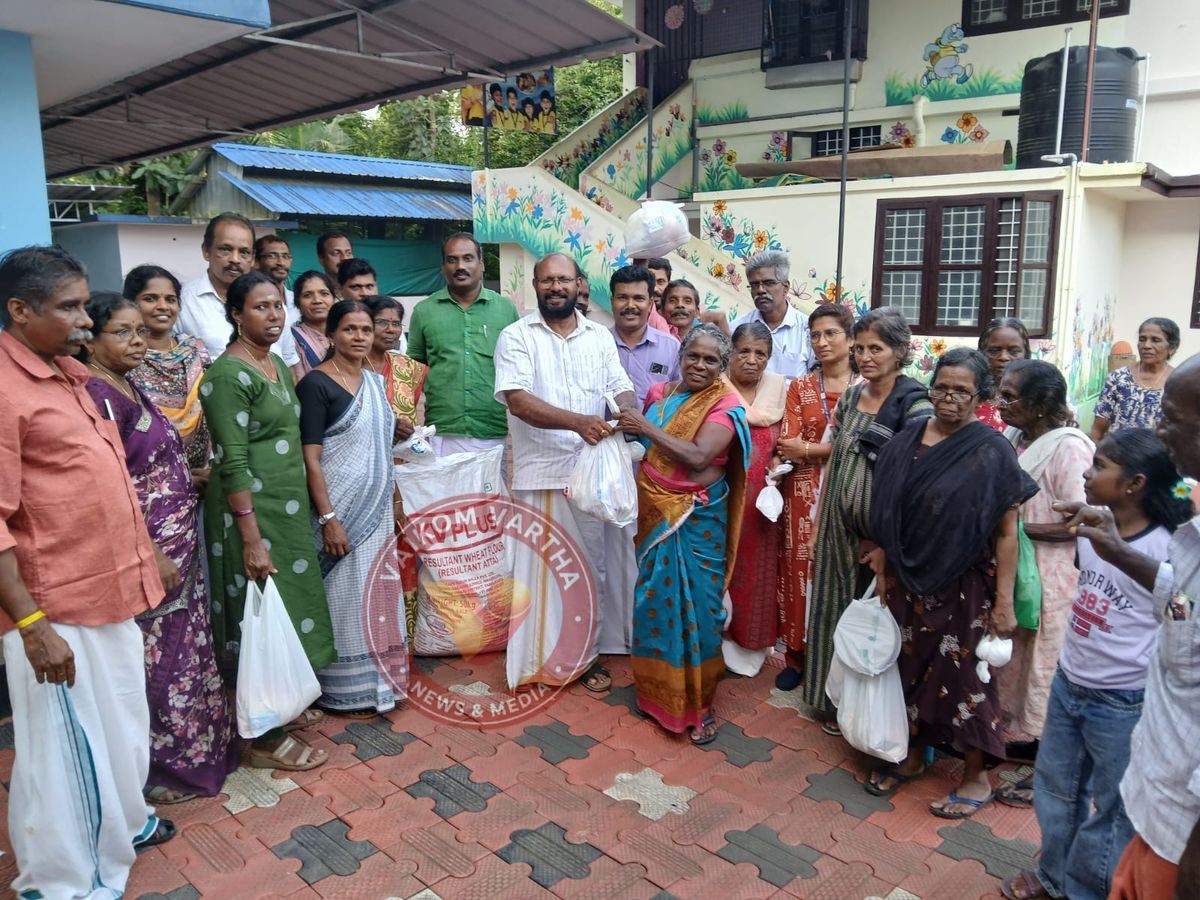 ക്യാമ്പിൽ നിന്നും മടങ്ങുന്നവർക്ക് പഞ്ചായത്ത് അവശ്യവസ്തുക്കൾ നൽകി
