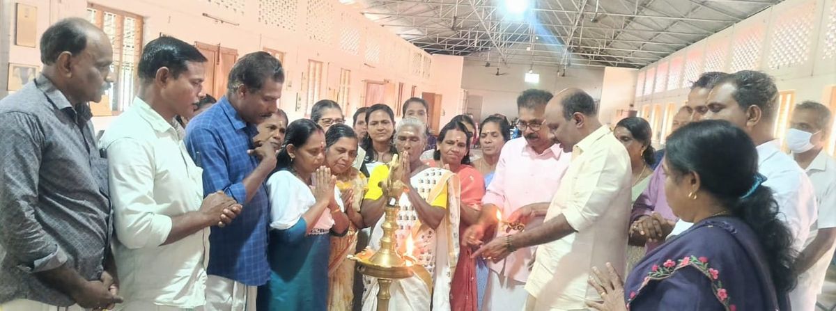 ഉല്ലല ഓങ്കാരേശ്വരം ക്ഷേത്രം കേന്ദ്രീകരിച്ച്  എസ്.എന്‍.ഡി.പി. വനിതാസംഘം