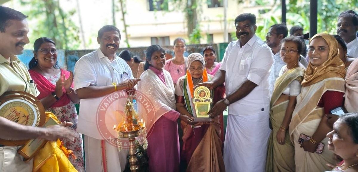 തലമുറകൾക്ക് അക്ഷര വെളിച്ചമേകിയ അധ്യാപന പാരമ്പര്യം: സുഹറ ടീച്ചറെ ആദരിച്ച് തലയാഴം പഞ്ചായത്ത്