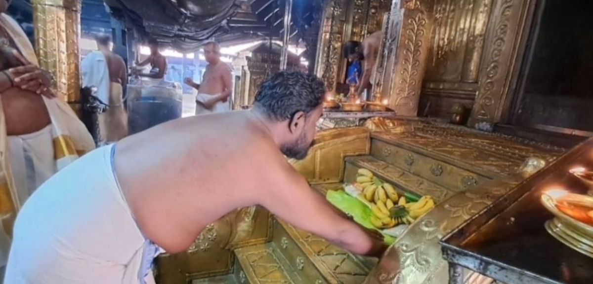 അച്ഛനും മകനും ഓണക്കോടി കൈമാറി; വൈക്കത്ത് ഭക്തിസാന്ദ്രമായി ഓണപ്പുടവ സമർപ്പണം​