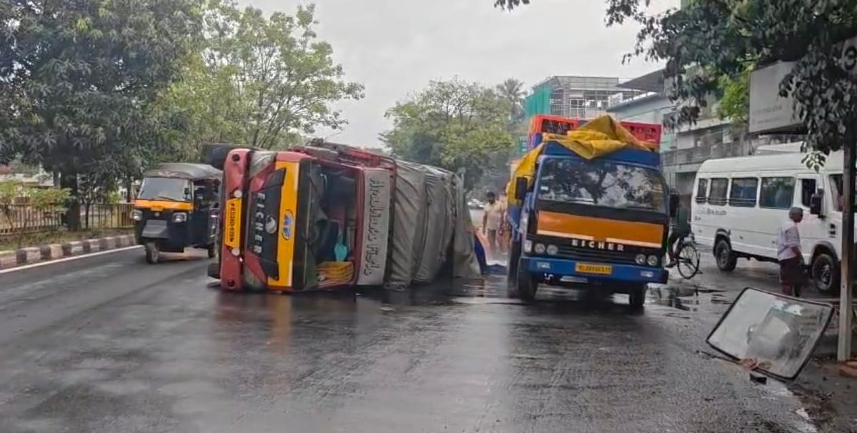 ദേശീയ പാതയിൽ അപകടം, പാലാരിവട്ടം വെണ്ണല ഭാഗത്ത് ലോറി മറിഞ്ഞു