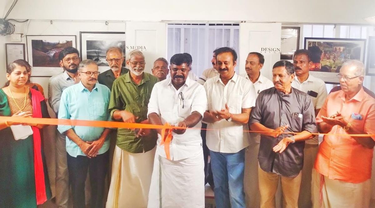 'നാലുകെട്ടും നിളയും' ഫോട്ടോഗ്രാഫി പ്രദർശനം കെ. ബിനിമോൻ എം.എൽ.എ ഉദ്ഘാടനം ചെയ്തു