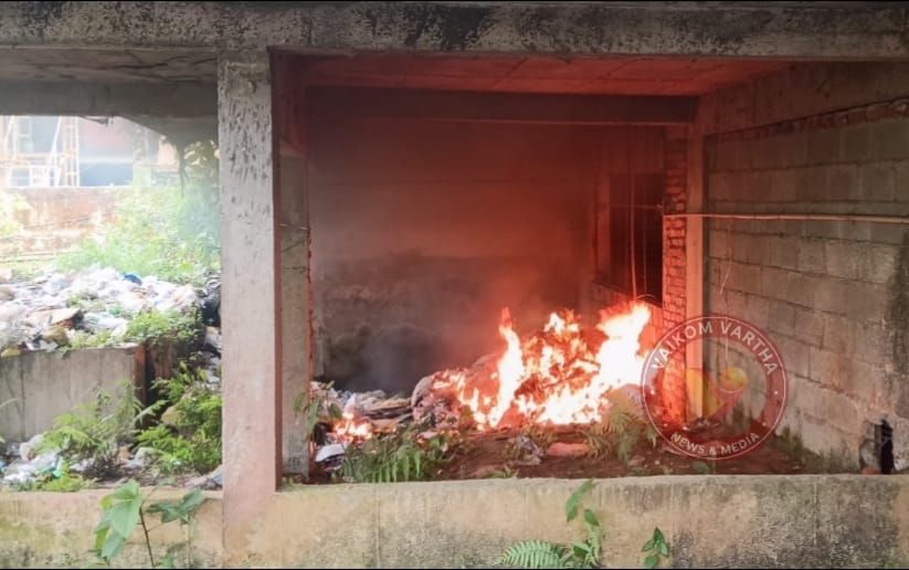 തലയോലപ്പറമ്പിൽ മത്സ്യ മാർക്കറ്റിനു സമീപം മാലിന്യക്കൂമ്പാരത്തിന് തീപിടിച്ചു