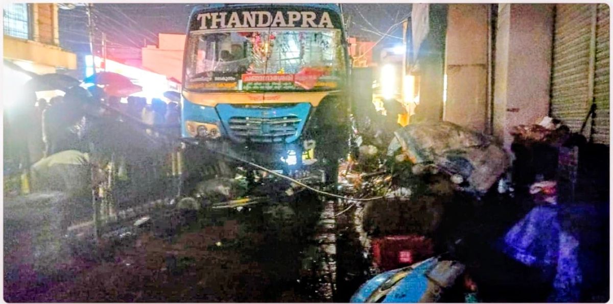കോട്ടയത്ത് നിയന്ത്രണം വിട്ട സ്വകാര്യ ബസ് ഫുട്പാത്തിലേക്ക് ഇരച്ചുകയറി 6 പേർക്ക് പരിക്ക്. 2 പേരുടെ നില ഗുരുതരം