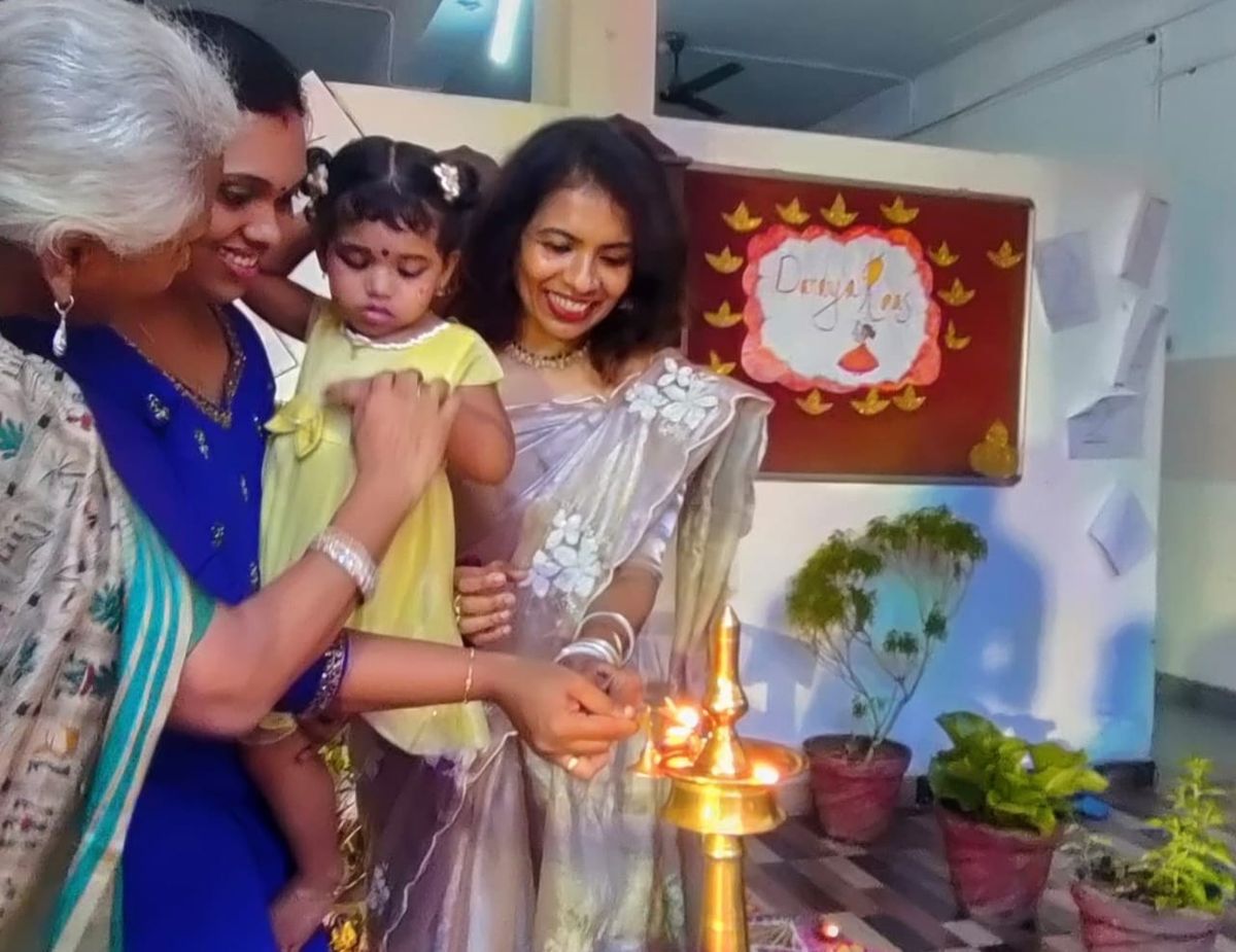 ശ്രീശങ്കര വിദ്യാലയത്തിൽ നടത്തിയ ഡാൻഡിയ രാവ് വർണാഭമായി