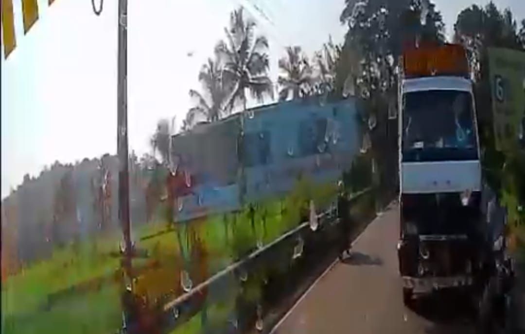 വടകരയിൽ ലോറിയും ബൈക്കും സ്വകാര്യ ബസ്സും കൂട്ടിയിടിച്ചുണ്ടായ അപകടത്തിൽ രണ്ടുപേർക്ക് പരിക്കേറ്റു