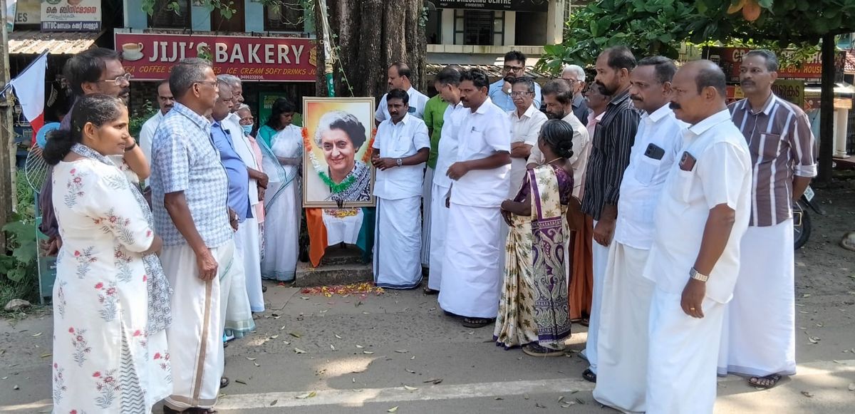 അനുസ്മരണവും പുഷ്പാർച്ചനയും