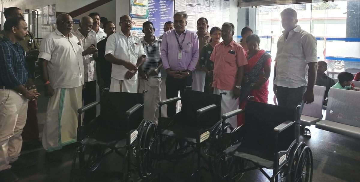 ടി.വി പുരം സേവാഭാരതിയുടെ സ്നേഹസ്പർശം: വൈക്കം ജനറൽ ആശുപത്രിയിലേക്ക് വീൽ ചെയറുകൾ കൈമാറി