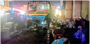 കോട്ടയത്ത് നിയന്ത്രണം വിട്ട സ്വകാര്യ ബസ് ഫുട്പാത്തിലേക്ക് ഇരച്ചുകയറി 6 പേർക്ക് പരിക്ക്. 2 പേരുടെ നില ഗുരുതരം