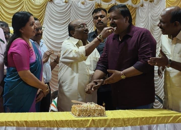 ഗായകൻ ദേവാനന്ദിന്  എസ്.എൻ.ഡി.പി യോഗം ജനറൽ സെക്രട്ടറിയോടൊപ്പം പിറന്നാളാഘോഷം