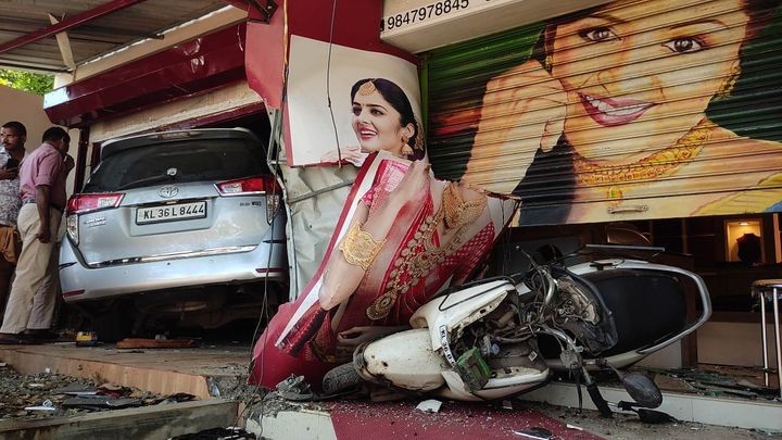 വൈക്കത്ത് നിയന്ത്രണം വിട്ട കാർ ഓട്ടോയിലും സമീപത്തെ ബേക്കറിയിലും ഇടിച്ചു കയറി