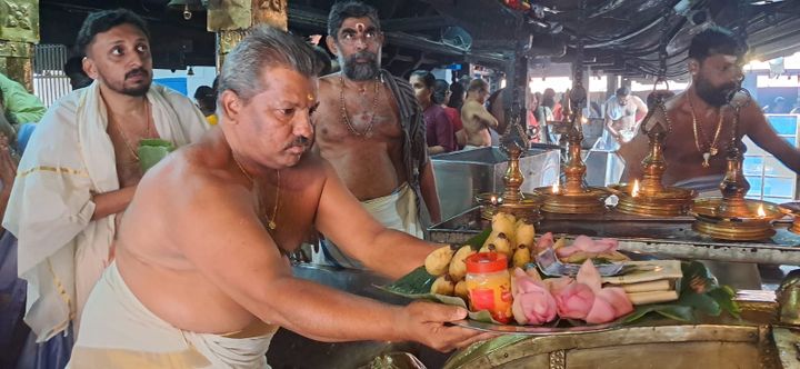 വൈക്കത്തപ്പന് ഓണപ്പുടവ സമർപ്പിച്ചു