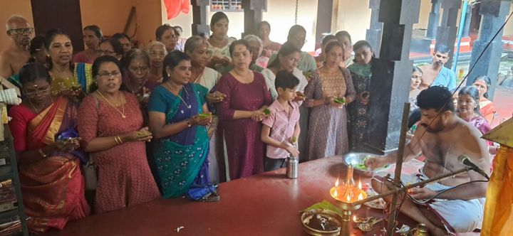 കുലശേഖരമംഗലം തേവലക്കാട്ട് ശ്രീധന്വന്തരി ക്ഷേത്രത്തിൽ നടന്ന ഔഷധ സേവയും  ഔഷധ കഞ്ഞി വിതരണവും ഭക്തിസാന്ദ്രമായി
