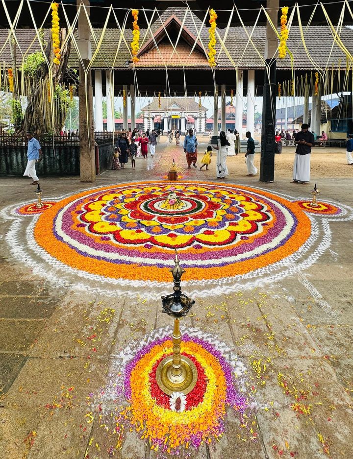 വൈക്കത്തപ്പന് ഓണപ്പൂക്കളം ഒരുക്കി