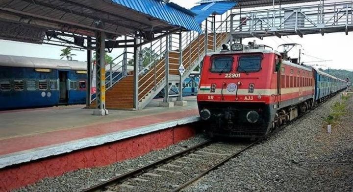 ഗുഡ്സ് ട്രെയിനിന് മുകളിലൂടെ റെയിൽവേ പാളം ക്രോസ്സ്  ചെയ്യുന്നതിനിടയിൽ ഷോക്കേറ്റ് വിദ്യാർഥിക്ക് ഗുരുതരമായി പൊള്ളലേറ്റു