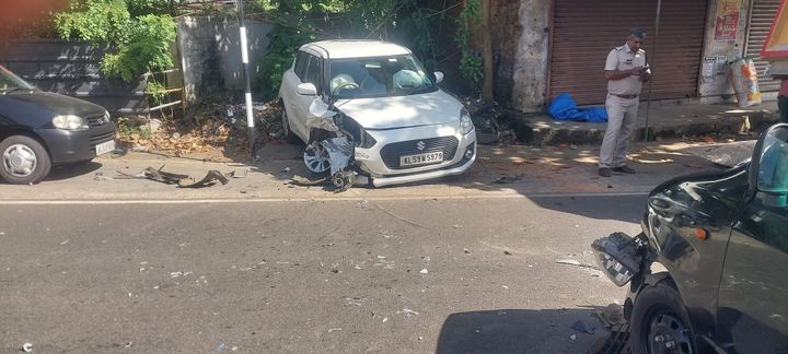 രോഗി ഉൾപ്പടെ സഞ്ചരിച്ച കാറുകൾ കൂട്ടി ഇടിച്ച് അപകടം: മൂന്ന് പേർക്ക് പരിക്ക്