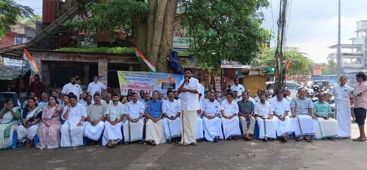 തലയോലപ്പറമ്പ് പോലീസ് സ്റ്റേഷന് മുന്നിൽ ജനകീയ പ്രതിഷേധ സദസ്സ് സംഘടിപ്പിച്ചു