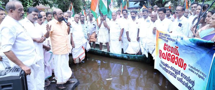 റോഡിലെ വെള്ളക്കെട്ടില്‍ വള്ളമിട്ട് പ്രതിഷേധ സമരം