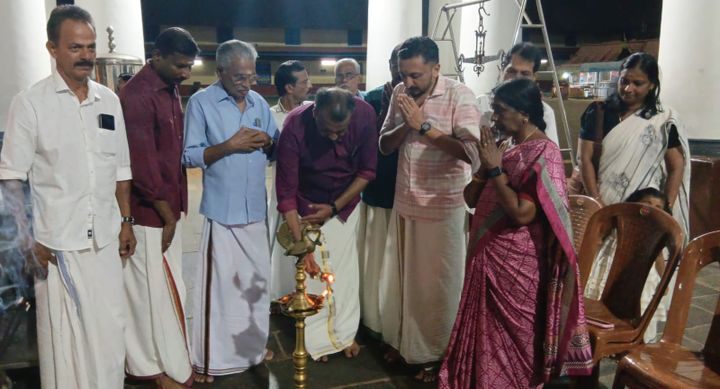 വൈക്കം മഹാദേവ ക്ഷേത്ര കലാമണ്ഡപത്തിലേക്ക് കസേരകൾ സമർപ്പിച്ചു