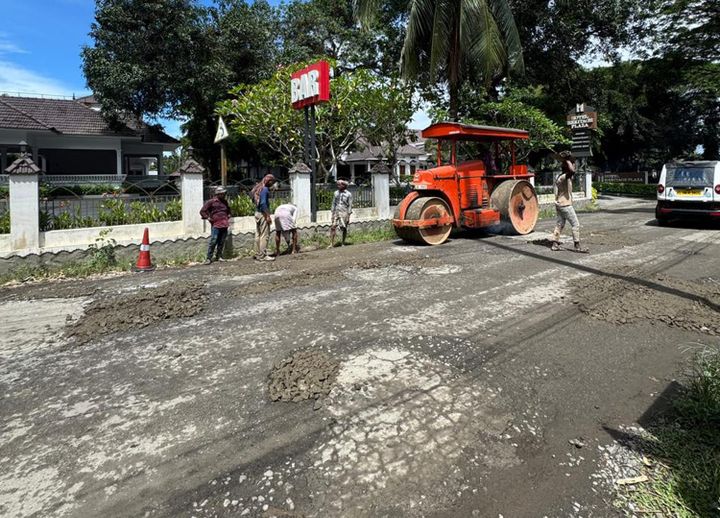 വൈക്കം-വെച്ചൂര്‍ റോഡ് അറ്റകുറ്റപണി തുടങ്ങി