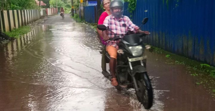 ഓടകളില്ല, പെയ്ത്ത്‌ വെള്ളം നിറഞ്ഞ് റോഡുകള്‍ തകരുന്നു