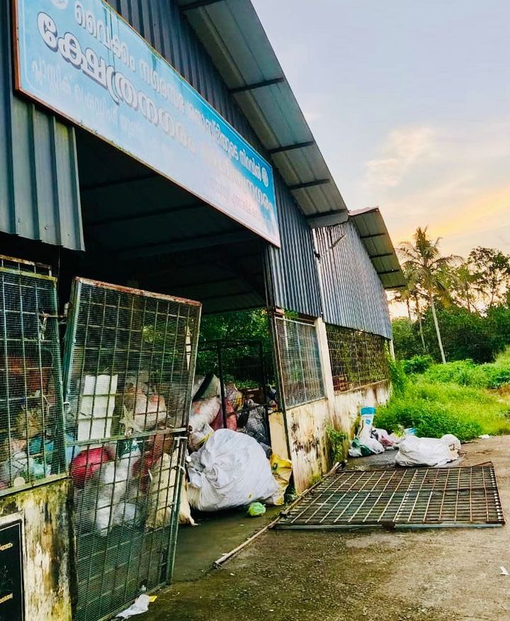 മാലിന്യ സംസ്കരണ കേന്ദ്രത്തിന്റെ ഗ്രിൽ ഡോർ മറിഞ്ഞുവീണ്  രണ്ട് ഹരിത കർമ്മ സേന അംഗങ്ങൾക്ക് പരിക്കേറ്റു