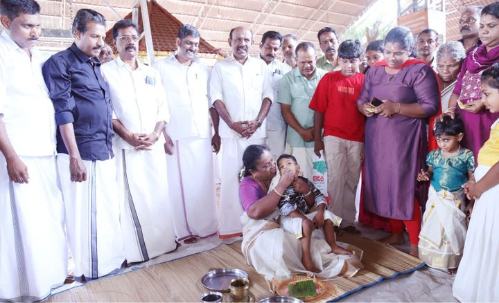 ഉല്ലല ഓംകാരേശ്വര ക്ഷേത്രത്തിലെ നവരാത്രി മണ്ഡപത്തില്‍ അറിവിന്റെ ആദ്യാക്ഷരം കുറിച്ച് നിരവധി കുട്ടികള്‍
