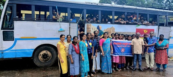 കെ.എസ്.ആർ.ടി.സി. ബസുകൾ കഴുകി വൃത്തിയാക്കി വിദ്യാർഥികൾ
