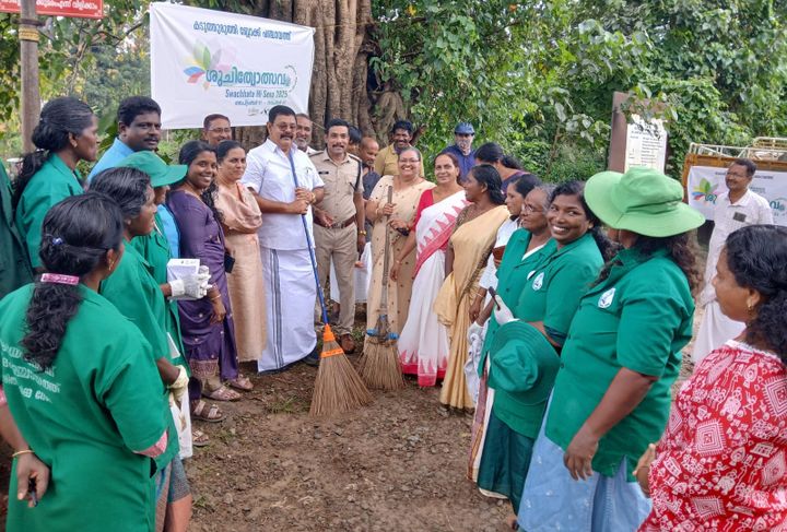 അഞ്ചുമണിക്കാറ്റ് സായാഹ്ന വിശ്രമകേന്ദ്രവും മുവാറ്റുപുഴയാറിൻ്റെ തീരവും ശുചീകരിച്ചു