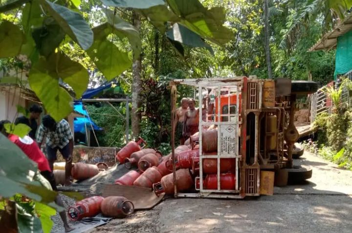 ഗ്യാസ് സിലിണ്ടറുകൾ കയറ്റി വന്ന വാൻ നിയന്ത്രണം വിട്ട് മറിഞ്ഞു