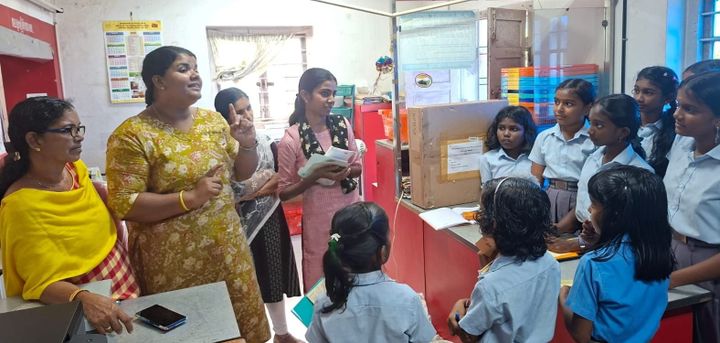 തപാൽ ദിനത്തിൽ പോസ്റ്റ് ഓഫീസ് സന്ദർശിച്ച് ഇളങ്കാവ് ഗവ.യു.പി. സ്കൂളിലെ കുട്ടികൾ