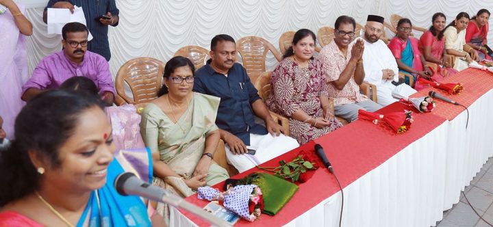 അമേരിക്കന്‍ മലയാളി കുടുംബം പത്ത്  അംഗപരിമിതര്‍ക്ക് വീല്‍ചെയറുകൾ നൽകി