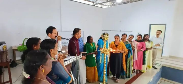 'ലൗ പ്ലാസ്റ്റിക്ക് ക്യാമ്പയിൻ' തുടങ്ങി: ഹരിത കർമ്മ സേനാംഗങ്ങൾക്ക് ആദരം