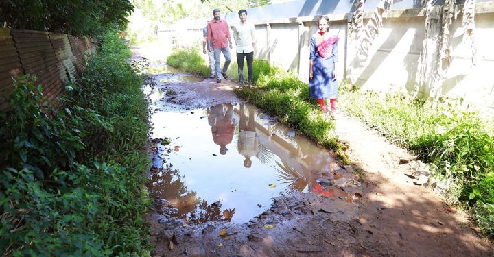 നേരേകടവ് കരിയില്‍ ഓര്‍ശ്ലേം പള്ളി റോഡ് തകർന്നു: പ്രദേശ വാസികൾ ദുരിതത്തിൽ