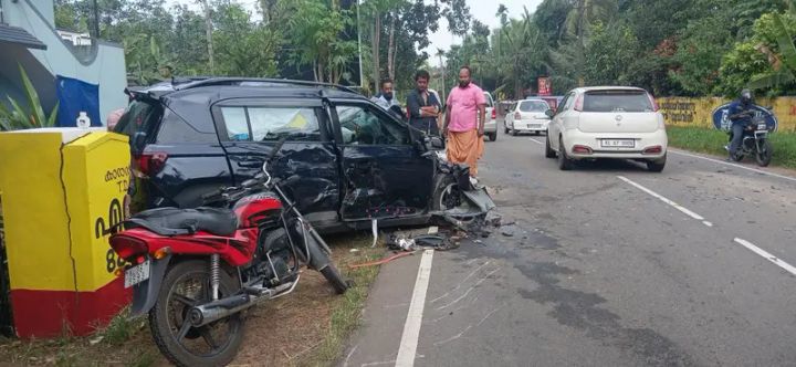 നിയന്ത്രണം വിട്ട കാർ ടാങ്കർ ലോറിയിലും ബൈക്കിലും ഇടിച്ച് അപകടം: 4 പേർക്ക് പരിക്ക്