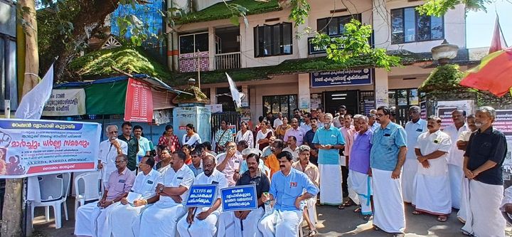 വേതന വർദ്ധനവ്: കേരള പിറവി ദിനത്തിൽ വൈക്കത്ത് റേഷൻ വ്യാപാരികൾ താലൂക്ക് സപ്ലൈ ഓഫീസിലേക്ക് മാർച്ചും ധർണ്ണയും നടത്തി