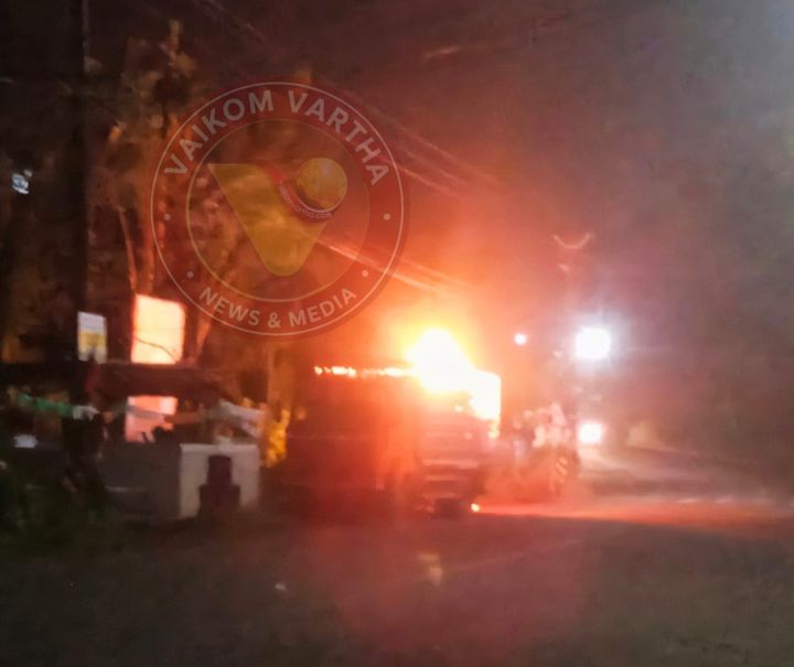 ലോറിയിൽ നിറച്ച ഗ്യാസ് സിലണ്ടർ കുത്തിത്തുറന്ന് യുവാവ് തീ കൊളുത്തി