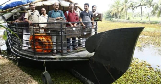 പോളിംഗ് ഉദ്യോഗസ്ഥർ എത്തിയത് ഹൗസ് ബോട്ടിൽ