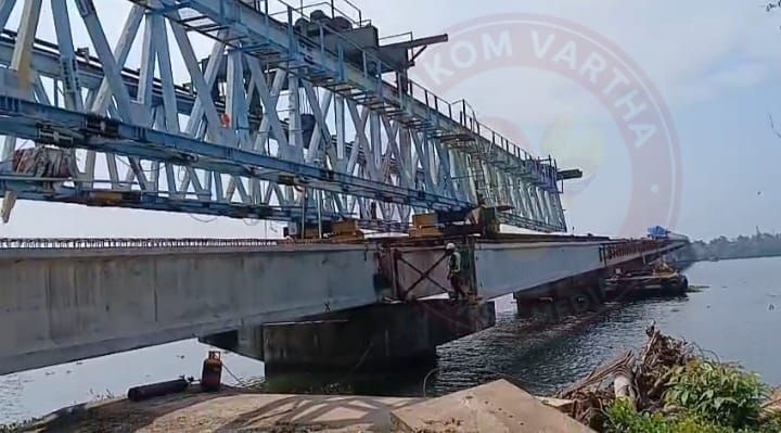 നേരേകടവ്-മാക്കേകടവ് പാലം കര തൊട്ടു