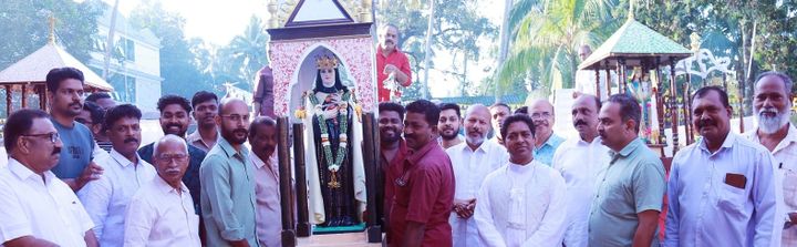 ദീപാലങ്കാരങ്ങള്‍ പ്രഭചൊരിഞ്ഞ വഴിത്താരയില്‍ വിശുദ്ധ കൊച്ചുത്രേസ്യായുടെ പ്രദക്ഷിണം