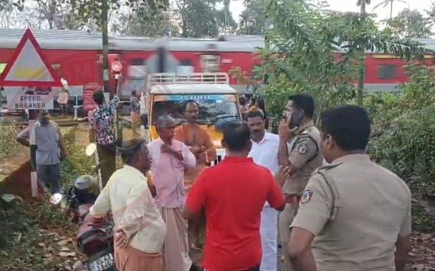 റെയിൽവേ ഗേറ്റ് തുറക്കാത്തതിൽ പ്രതിഷേധം ശക്തം