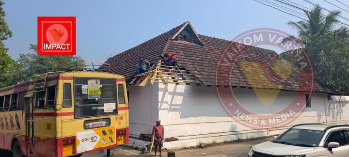 അപകട ഭീഷണി ഒഴിവാകുന്നു: മഹാദേവ ക്ഷേത്രത്തിലെ പത്തായപുരയുടെ മേൽക്കൂര നന്നാക്കുന്നു