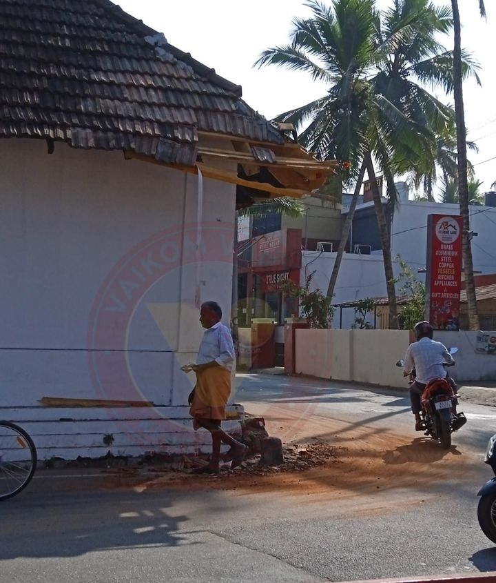 പുതുക്കി പണിത പത്തായപ്പുര വീണ്ടും വാഹനമിടിച്ച് തകർന്നു