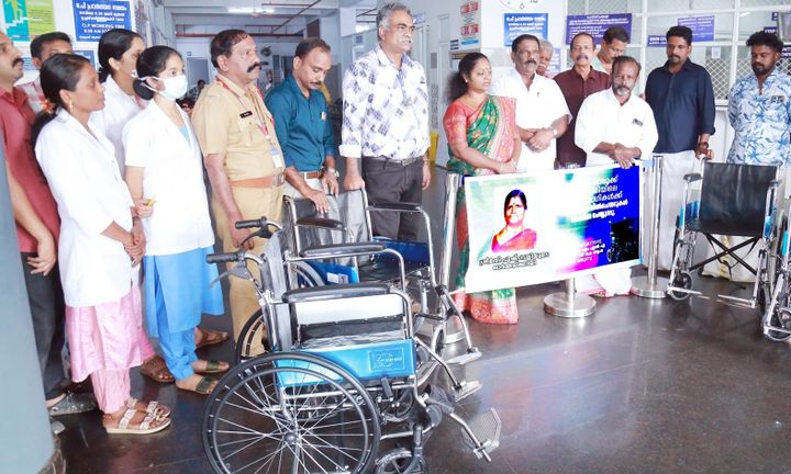 ചരമ വാര്‍ഷിക ചടങ്ങുകള്‍ ഒഴിവാക്കി സര്‍ക്കാര്‍ ആശുപത്രികള്‍ക്ക് 7 വീല്‍ചെയറുകള്‍ നല്‍കി