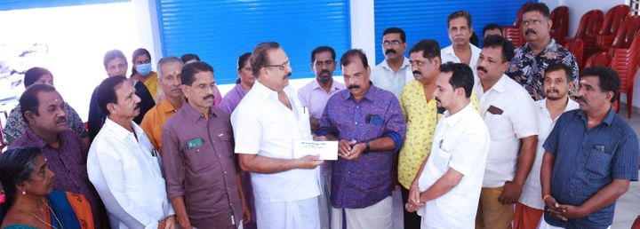 ആക്രികട കത്തി നശിച്ച ഉടമയ്ക്ക് കൈത്താങ്ങായി വ്യാപരി വ്യവസായി ഏകോപന സമിതി