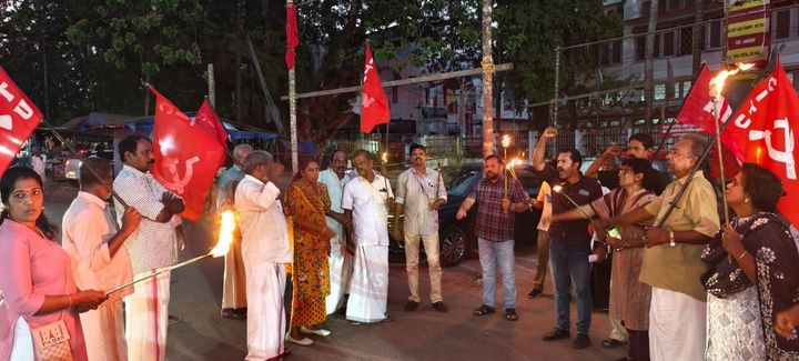 പന്തം കൊളുത്തി പ്രകടനം നടത്തി