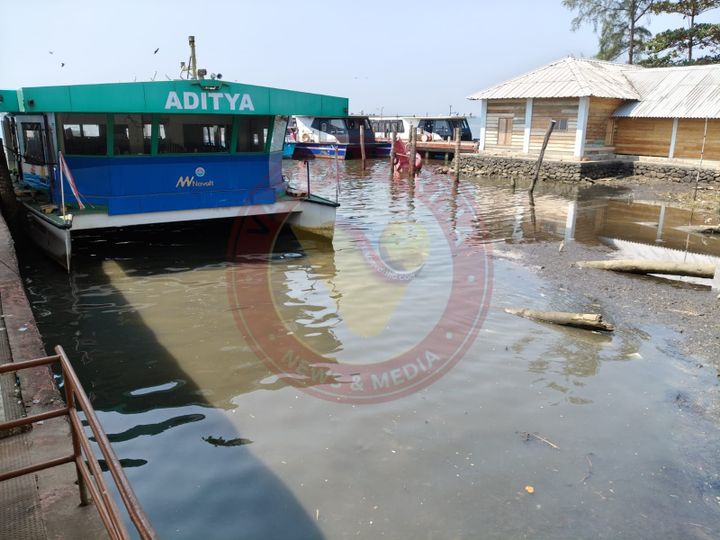 ബോട്ട് യാത്രയ്ക്ക് അപകട ഭീഷണിയായി കായലിലെ ജലനിരപ്പ് താഴുന്നു