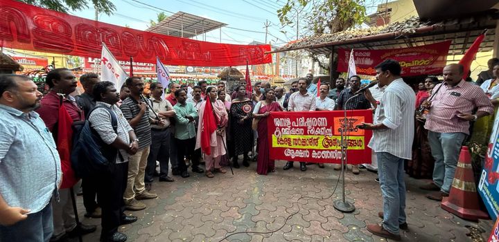 ശമ്പള പരിഷ്കരണ കമ്മീഷൻ യാഥാർത്ഥ്യമായതിൽ ആഹ്ലാദപ്രകടനം നടത്തി