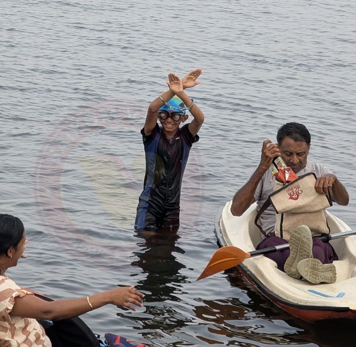 കൈകൾ ബന്ധിച്ച് കായലിന് കുറുകെ നീന്തി കയറി 11 വയസ്സുകാരൻ